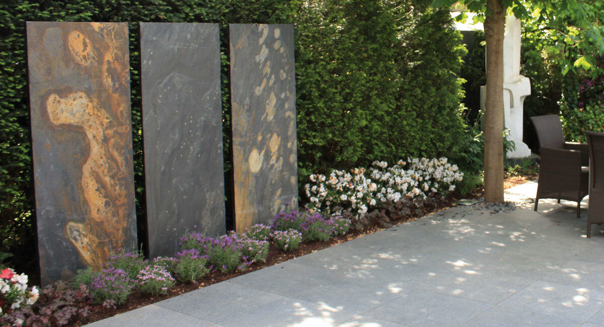 Sichtschutz Schieferstelen dekorativ eingesetzt von Monte Graniti